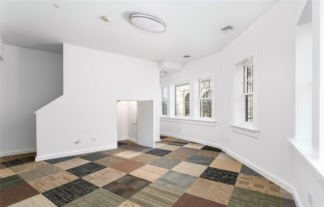 1 E Main St in Riverhead, NY - Building Photo - Building Photo