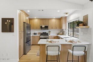 822 Rim Crest Dr in Westlake Village, CA - Building Photo