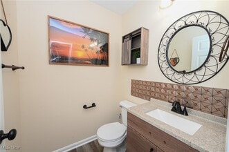 655 Almas Ct in Brunswick, OH - Foto de edificio - Building Photo