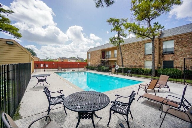 3303 W Greenridge Dr in Houston, TX - Building Photo - Building Photo