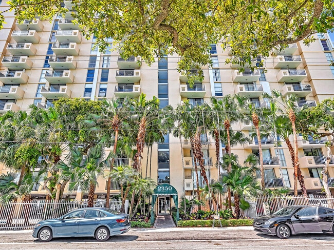 2350 NE 135th St in North Miami, FL - Building Photo - Building Photo