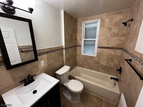 339 Valley Brook Ave, Unit 1E in Lyndhurst, NJ - Building Photo - Building Photo