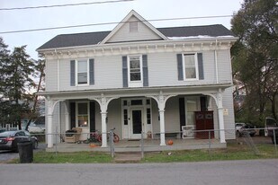 215 S Commerce St in Woodstock, VA - Building Photo