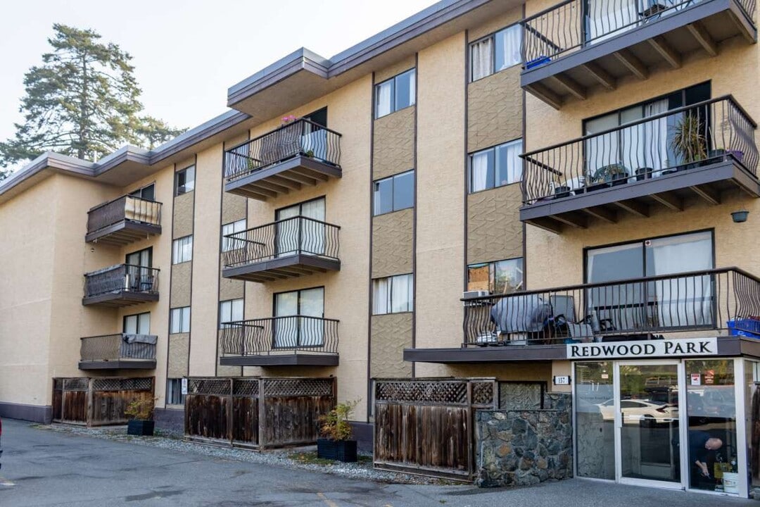 215 Gorge Rd E in Victoria, BC - Building Photo