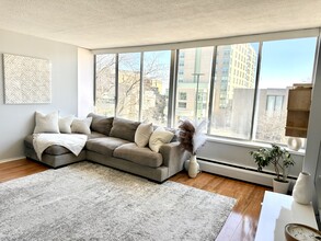 1409 N Prospect Ave, Unit 402 in Milwaukee, WI - Foto de edificio - Building Photo