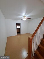 528 Hart Ln in Philadelphia, PA - Building Photo