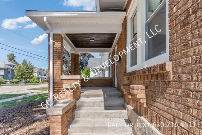 375 Moseley St in Elgin, IL - Building Photo - Building Photo