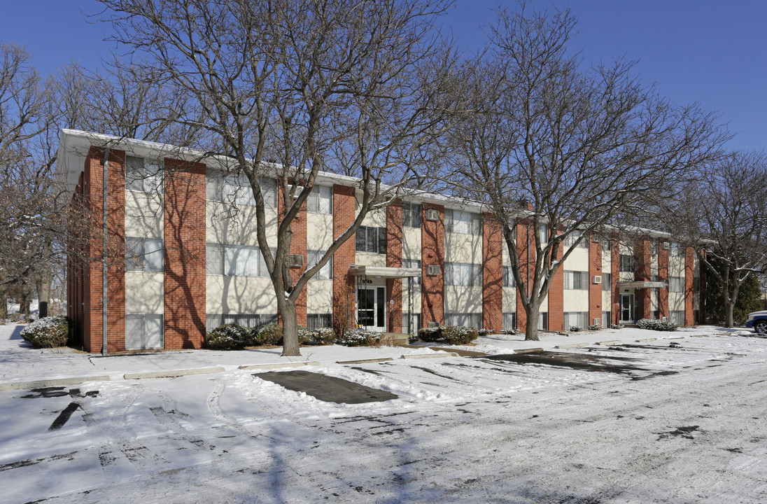 Penn Apartments in Bloomington, MN - Building Photo