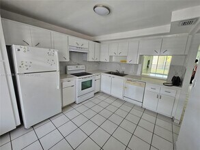 447 NE 195th St in Miami, FL - Foto de edificio - Building Photo