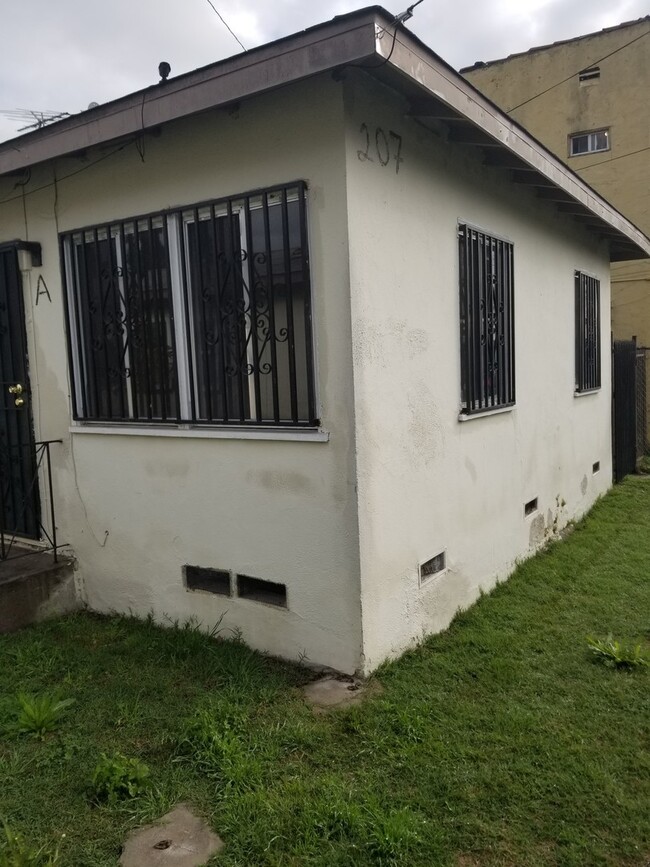 207 W Indigo St in Compton, CA - Building Photo - Building Photo