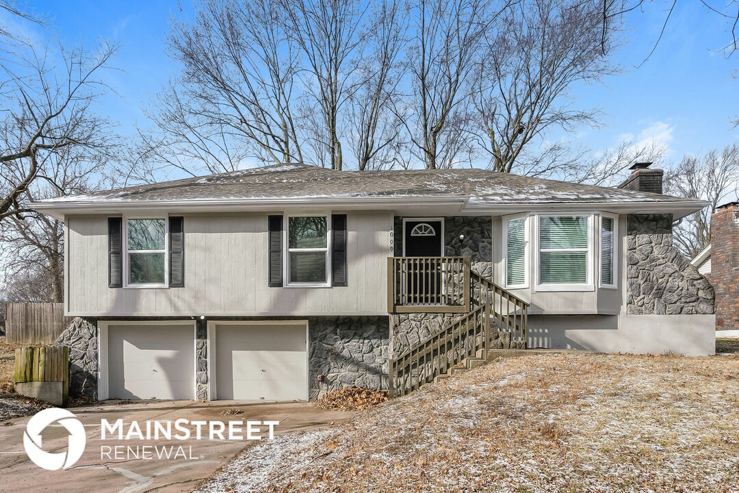 1009 SE Alice St in Blue Springs, MO - Building Photo