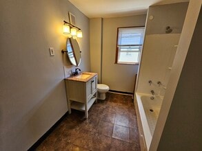 1777 Marks Ave in Akron, OH - Foto de edificio - Building Photo