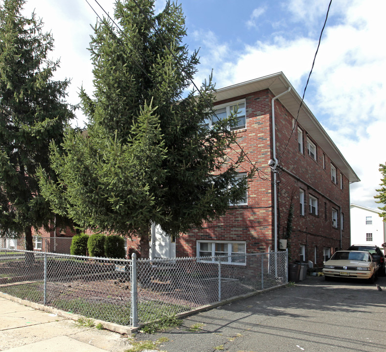 1040 Kilsyth Rd in Elizabeth, NJ - Building Photo