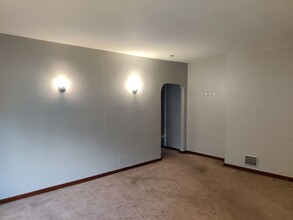 732 Chartiers Ave in Mckees Rocks, PA - Building Photo - Building Photo