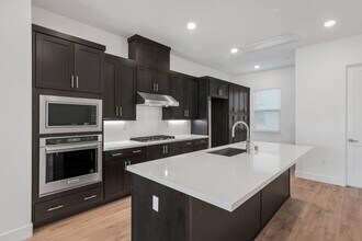 302 Tea Tree Terrace in Sunnyvale, CA - Building Photo - Building Photo