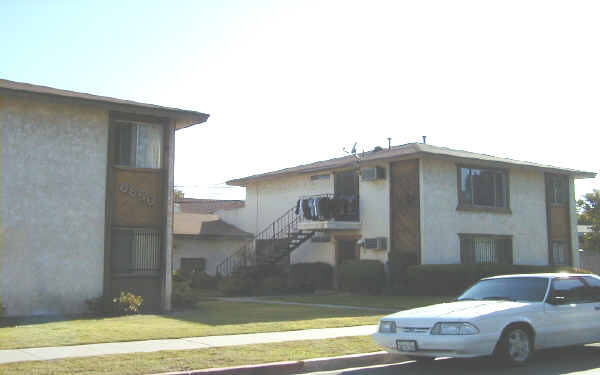 8850 Dalen St in Downey, CA - Foto de edificio