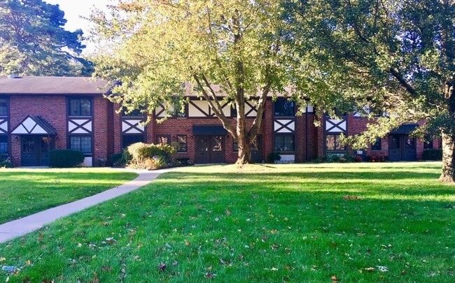 39 Newbrook Ln in Bay Shore, NY - Building Photo - Building Photo
