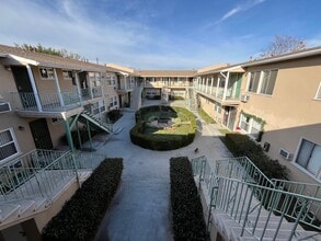 Victory Plaza Apartments in North Hollywood, CA - Foto de edificio - Building Photo