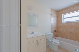 9974 SW 88th St in Miami, FL - Foto de edificio - Building Photo