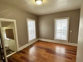 922 N 8th St, Unit Apt 2 in Burlington, IA - Building Photo - Building Photo