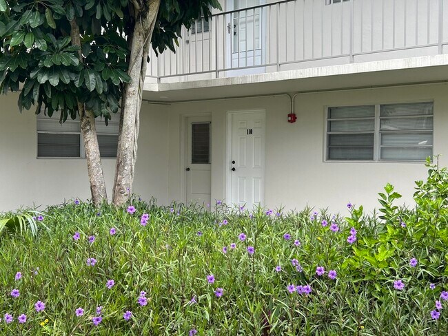 5701 NW 2nd Ave in Boca Raton, FL - Foto de edificio - Building Photo