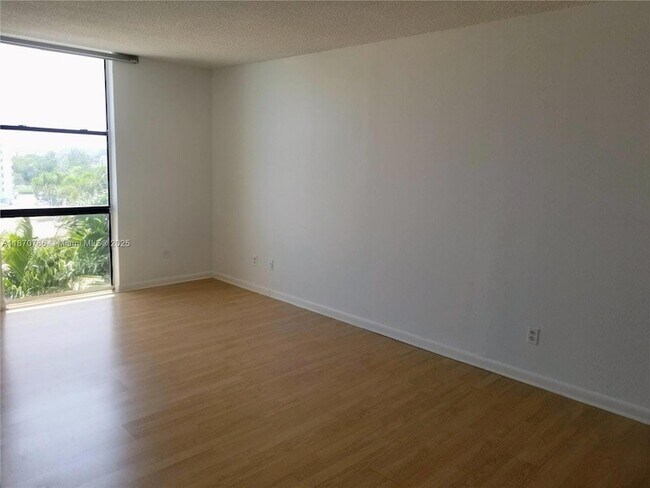 13499 Biscayne Blvd, Unit 612 in North Miami, FL - Foto de edificio - Building Photo