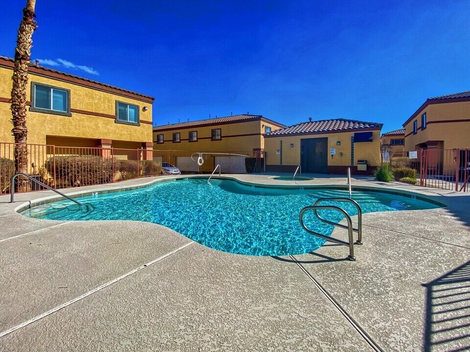 4915 E Russell Rd in Las Vegas, NV - Building Photo