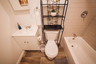 2115 N Raymond Ave, Unit 2123 B in Altadena, CA - Building Photo - Building Photo