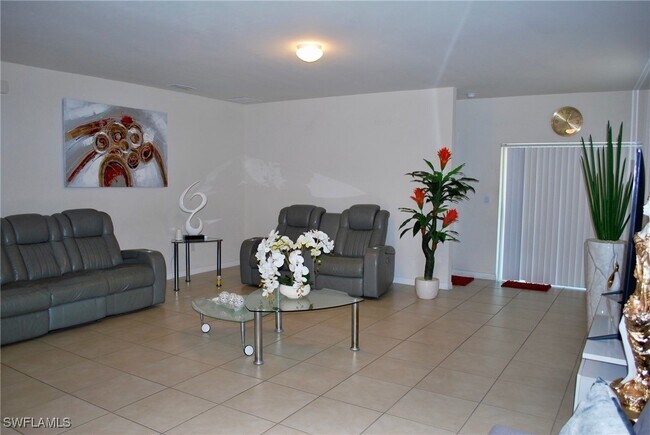 1217 Santa Barbara Blvd N in Cape Coral, FL - Building Photo - Building Photo