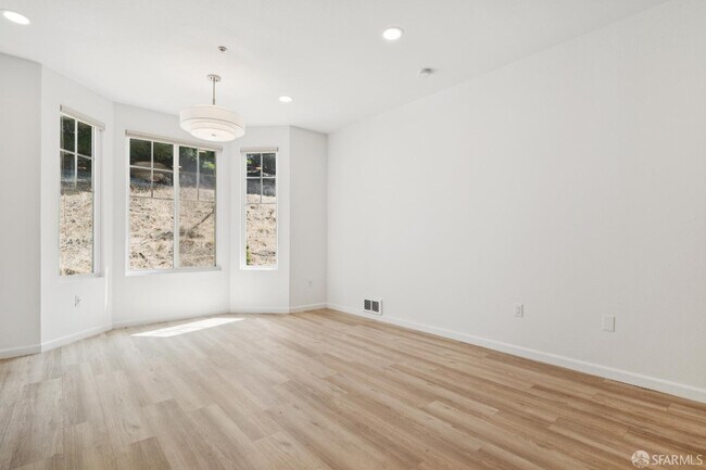 200 Caldecott Ln in Oakland, CA - Building Photo - Building Photo