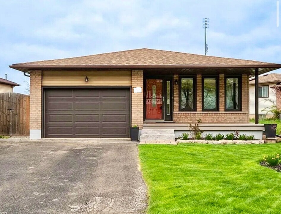 210 Clifton Downs Rd in Hamilton, ON - Building Photo