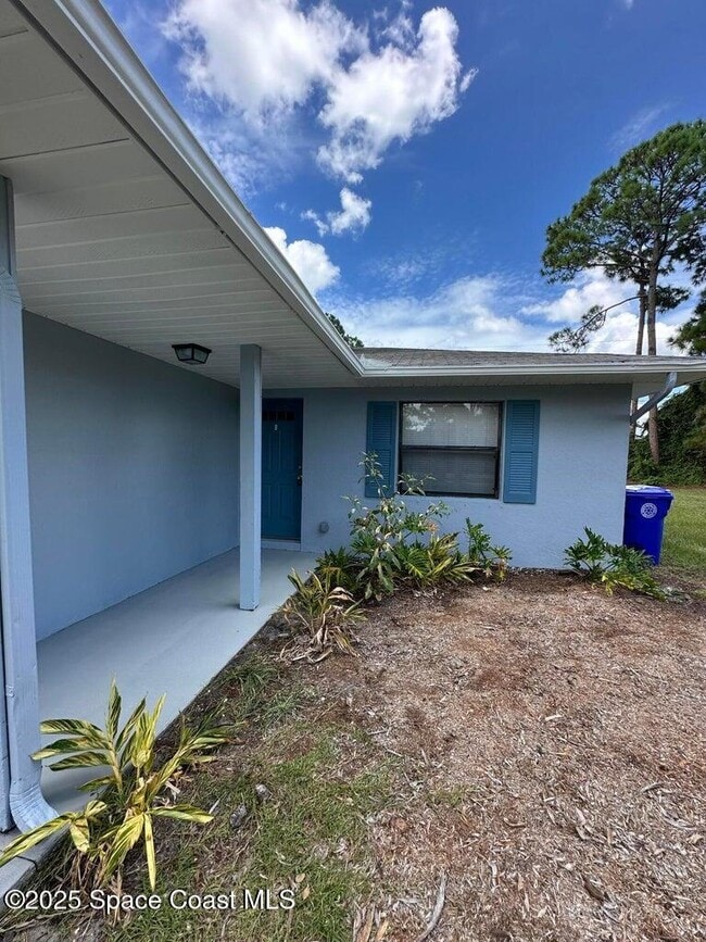 1217 Schumann Dr in Sebastian, FL - Building Photo - Building Photo