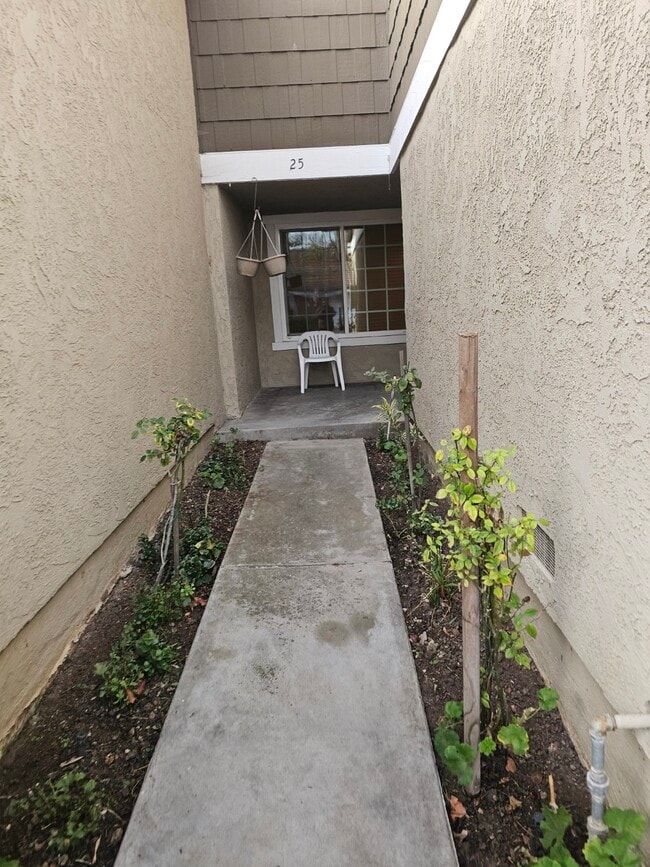 25 Weepingwood in Irvine, CA - Foto de edificio - Building Photo