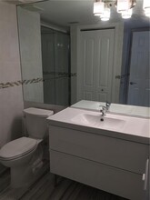 331 Lakeview Dr, Unit 201 in Weston, FL - Building Photo - Building Photo