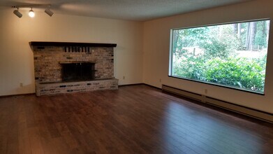 11839 Glenwood Rd in Port Orchard, WA - Building Photo - Building Photo