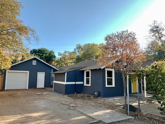 5068 W Mission Ave in Fresno, CA - Building Photo - Building Photo