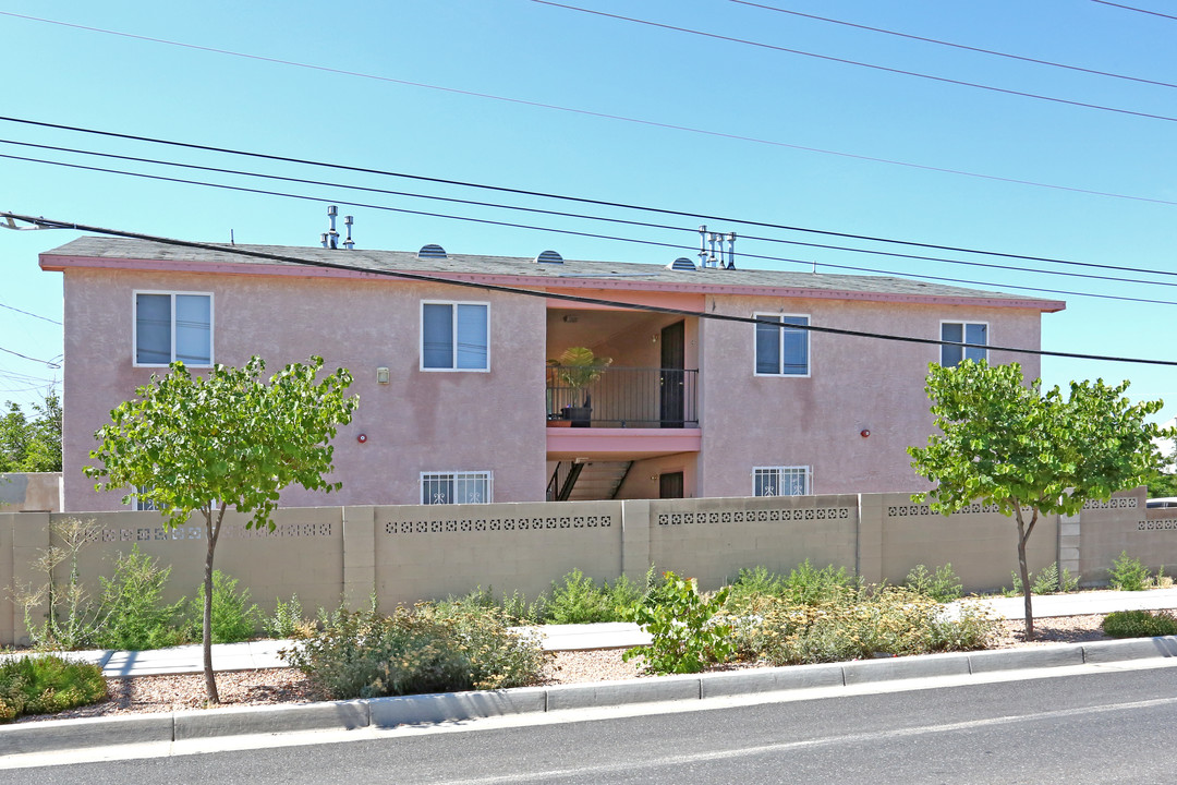 302 Princeton Dr SE in Albuquerque, NM - Building Photo