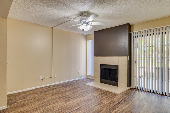 Acoma Thunderbird Townhomes in Glendale, AZ - Building Photo - Interior Photo