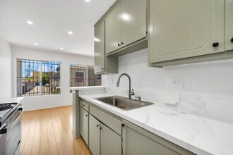 200 N Oxford Ave in Los Angeles, CA - Building Photo - Building Photo
