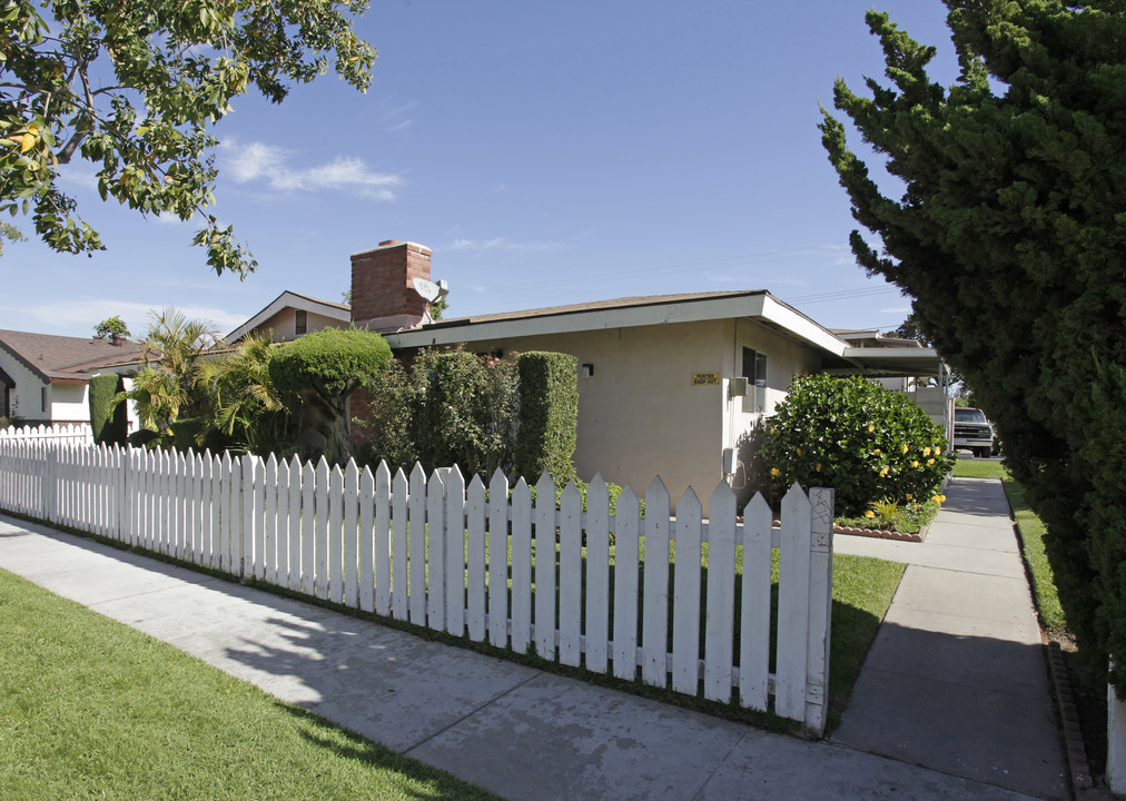 214 S Laxore St in Anaheim, CA - Building Photo