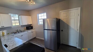 205 E M.L.K. Jr Blvd in Taylor, TX - Building Photo - Building Photo