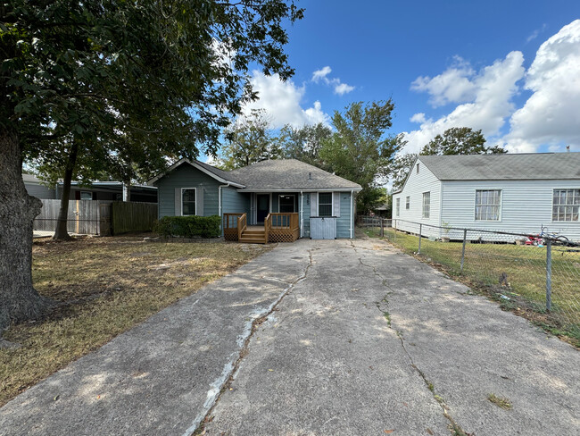 125 Pomeroy Ave in Pasadena, TX - Foto de edificio - Building Photo