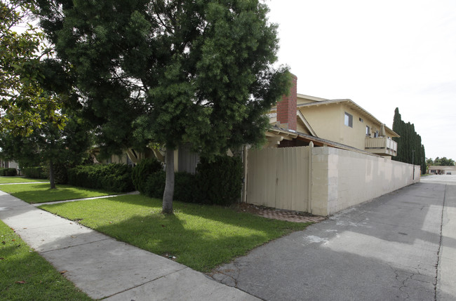 107 S Delano St in Anaheim, CA - Building Photo - Building Photo