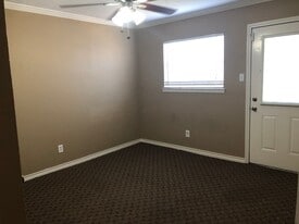 700 Chalet Ct in College Station, TX - Building Photo