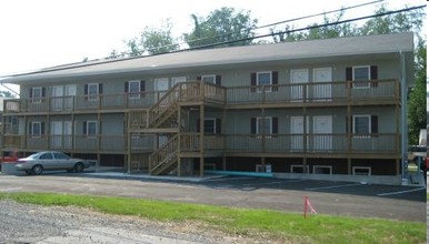 56-61 Airport Blvd in Morgantown, WV - Foto de edificio - Building Photo