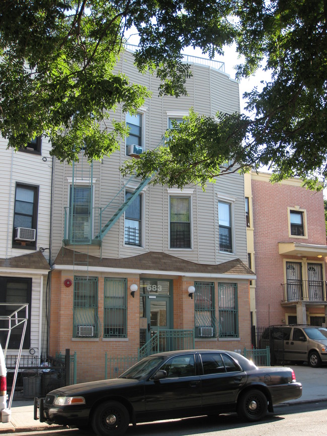 683 Evergreen Ave in Brooklyn, NY - Building Photo - Building Photo