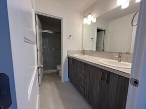 1542 E 3rd St, Unit Unit B in Newberg, OR - Building Photo - Building Photo