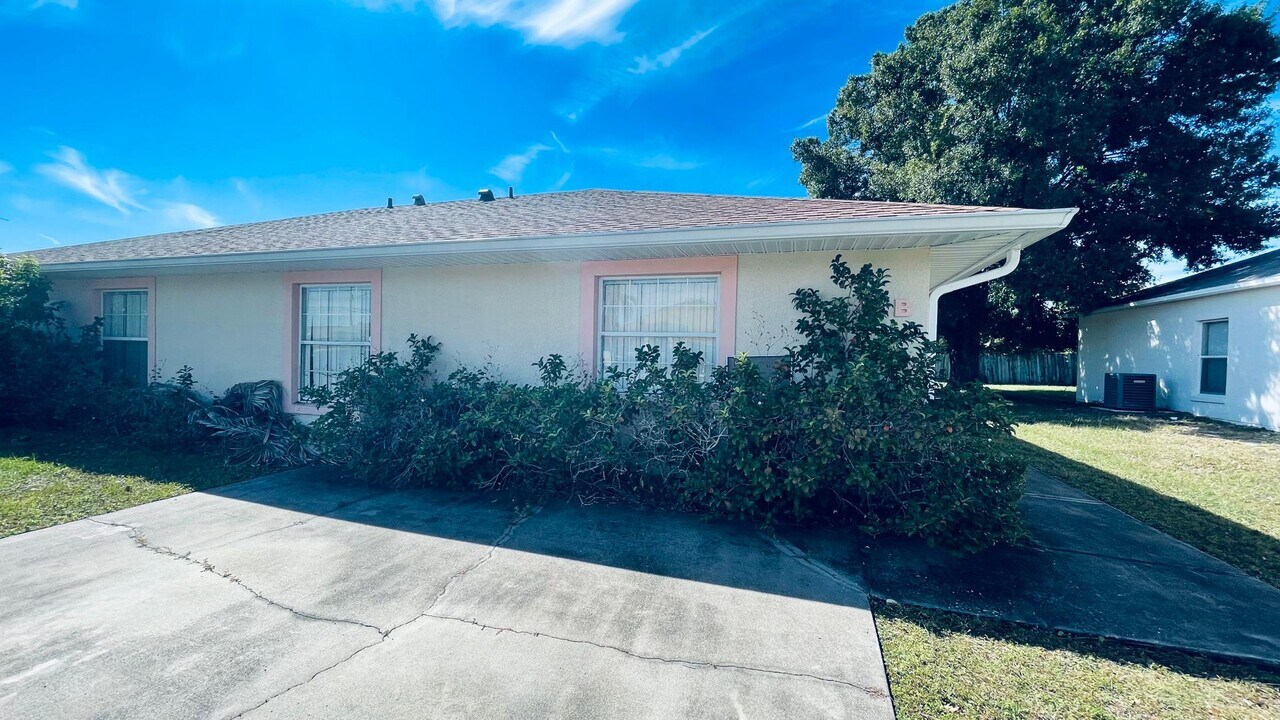 303 Azincourt Ln, Unit Unit B in Kissimmee, FL - Building Photo