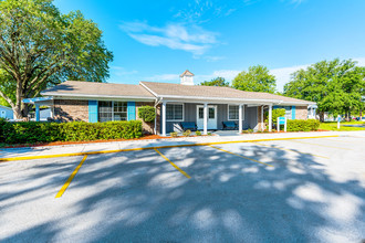 Continental Village in Jacksonville, FL - Foto de edificio - Building Photo