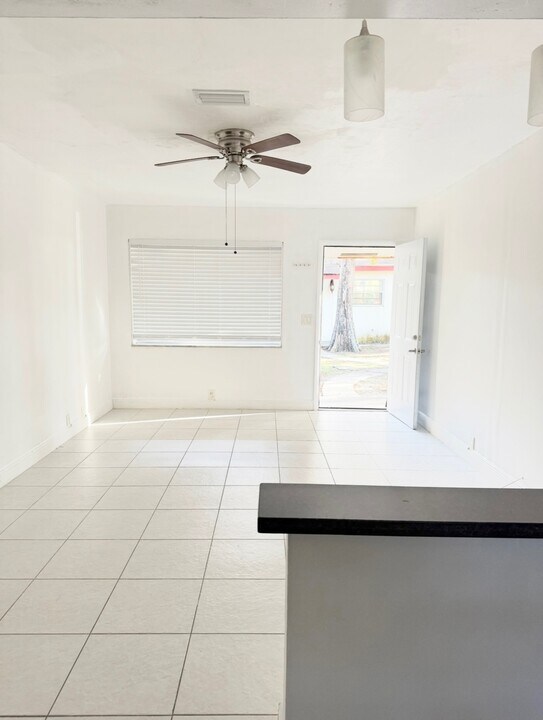 4290 NW 21st Ave in Oakland Park, FL - Foto de edificio